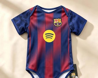 Body personalizado de bebé con la camiseta del Barcelona, ​​nombre y número personalizados, regalo ideal para bebés aficionados al fútbol.