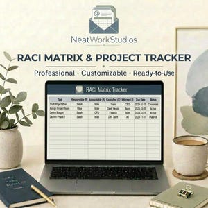 Könnte beinhalten: Ein Laptop zeigt eine RACI-Matrix & Projekt-Tracker-Tabelle mit Spalten für Aufgaben, Verantwortliche, Rechenschaftspflichtige, Konsultierte, Informierte, Fälligkeitsdaten und Status. Der Bildschirm zeigt Projektdaten für Sarah und Mike.