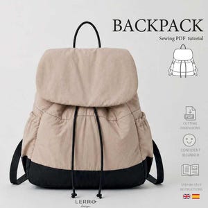 Puede incluir: Una mochila beige y negra con solapa superior, cierre de cordón negro y correas negras. El texto BACKPACK Sewing PDF tutorial es visible, junto con iconos para dimensiones de corte, nivel principiante y pasos detallados de instrucciones.