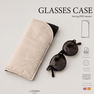 Puede incluir: Un estuche para gafas de tela beige con solapa redondeada y un par de gafas de sol de carey oscuro. La imagen incluye el texto GLASSES CASE Sewing PDF tutorial, junto con iconos para dimensiones de corte, nivel principiante e instrucciones.