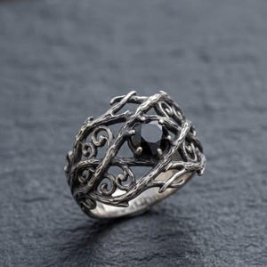 Gotische takjesfiligraanring, geoxideerde sterling zilveren tak, opvallende zwarte steen, heksenachtige sieraden
