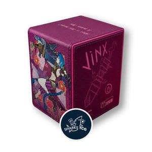 Può includere: Un deck box color magenta intenso con un'illustrazione grafica di un personaggio dai capelli blu con una grande arma sul pannello laterale. Il pannello frontale mostra il testo Jinx, un disegno di un razzo, una faccina sorridente e un'icona di gatto.
