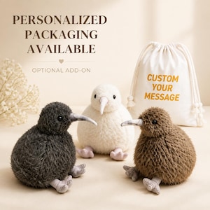 Puede incluir: Tres juguetes de peluche con forma de kiwi en gris oscuro, blanco y marrón, con picos largos y pies pequeños. Detrás hay una bolsa blanca con cordón y el texto CUSTOM YOUR MESSAGE. El texto superior dice PERSONALIZED PACKAGING AVAILABLE OPTIONAL ADD-ON.