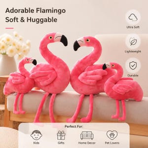 Könnte beinhalten: Vier leuchtend rosa Flamingo-Plüschtiere in verschiedenen Größen, jedes mit langem, gebogenem Hals, schwarzspitzigem Schnabel und weicher Stofftextur. Der Text Adorable Flamingo Soft & Huggable ist zusammen mit Symbolen für Ultra Soft, Lightweight und Durable sichtbar.