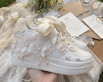 Sneakers da sposa con lacci e perle, scarpe con plateau color avorio per la sposa, scarpe da sposa personalizzate con nome