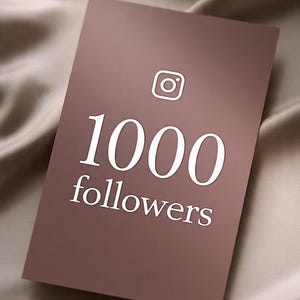 Può includere: Una carta rettangolare con finitura marrone opaco che presenta un'icona del logo Instagram bianca nella parte superiore, seguita dal grande testo bianco 1000 e dalla parola followers scritta in un carattere serif bianco più piccolo centrato.