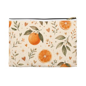 Può includere: Una pochette rettangolare con cerniera caratterizzata da uno sfondo color crema con un motivo ripetuto di agrumi arancioni, foglie verdi, piccoli cuori marroni e stelle dorate su tutta la superficie.