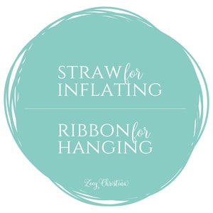 Op de afbeelding: Een turquoise cirkel met witte tekst die "STRAW for INFLATING RIBBON for HANGING" en de handtekening "Zocy Christina" luidt.
