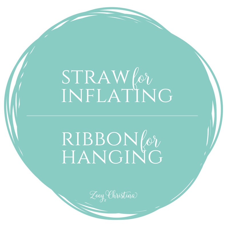 Op de afbeelding: Een turquoise cirkel met witte tekst die "STRAW for INFLATING RIBBON for HANGING" en de handtekening "Zocy Christina" luidt.