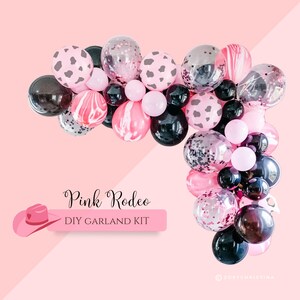 Könnte beinhalten: Pink Rodeo DIY Girlanden-Set mit schwarzen, rosa und weißen Ballons. Die Ballons haben Konfetti-, Marmor- und Kuhmuster.
