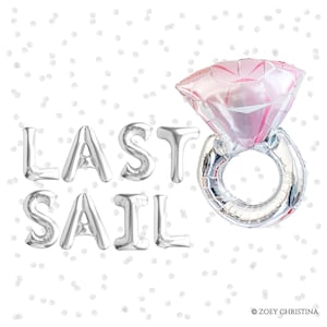 Op de afbeelding: Zilveren folie ballonnen die "LAST SAIL" spellen met een roze en zilveren diamanten ring ballon. De achtergrond is wit met zilveren confetti.