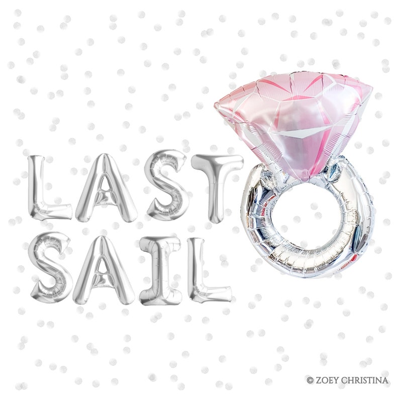 Op de afbeelding: Zilveren folie ballonnen die "LAST SAIL" spellen met een roze en zilveren diamanten ring ballon. De achtergrond is wit met zilveren confetti.