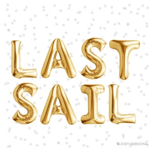 Op de afbeelding: Gouden folie letterballonnen die de zin "LAST SAIL" spellen tegen een witte achtergrond met zilveren confetti.
