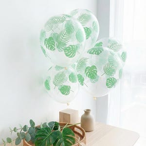 Globos de látex con hojas tropicales: decoración para despedidas de soltera