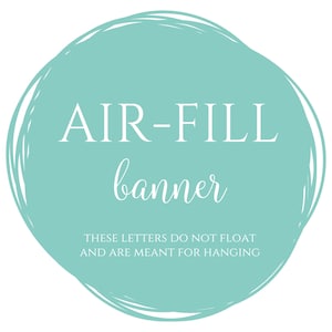 Op de afbeelding: Een turquoise blauwe cirkel met een witte omtrek en de tekst "AIR-FILL banner THESE LETTERS DO NOT FLOAT AND ARE MEANT FOR HANGING" in wit.