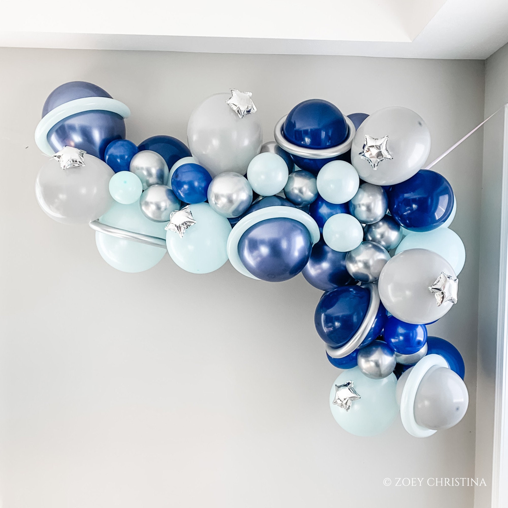 Weltraum Geburtstagsparty Dekorationen – Inkl. Hintergrund (3x1,5 M), Folienballons (Mond, Sterne), Latexballons & Zubehör Für Jungen/Mädchen
