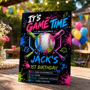 Puede incluir: Un cartel de invitación de cumpleaños negro con una pelota de béisbol con salpicaduras de pintura colorida, dos bates cruzados y texto de neón IT'S GAME TIME, JACK'S 1ST BIRTHDAY, con detalles del evento para el domingo 10 de septiembre de 202X a las 17:00.