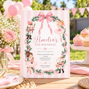 Könnte beinhalten: Eine rechteckige Geburtstagseinladungskarte mit rosa-weiß gestreiftem Hintergrund. Sie zeigt einen grünen Kranz, eine große rosa Schleife, einen Nussknacker, eine Ballerina, eine trommelnde Maus und den Text Amelia's 5TH BIRTHDAY, Friday 23rd October 202X, 5:00pm, 43 Howard Street, San Francisco, RSVP to Emma at 09863251286.