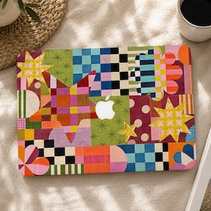 Puede incluir: Una funda para portátil con un diseño de patchwork vibrante y multicolor que incluye varias formas geométricas como estrellas, flores, círculos y patrones de cuadros en tonos rosa, naranja, amarillo, verde, azul y negro, con un recorte central para el logo de Apple.