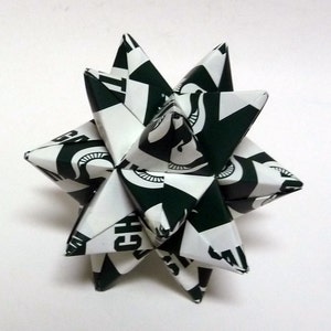 Mittelgroßer Origami-Stern aus Lizensiertem Papier der M.I. State Unigate