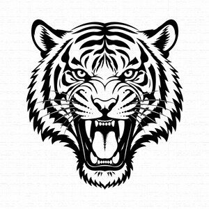 Puede incluir: Una ilustración gráfica en blanco y negro de una cabeza de tigre mirando hacia adelante. El tigre tiene una expresión de gruñido con la boca abierta, revelando dientes afilados y una lengua. El diseño presenta líneas negras y pelaje.