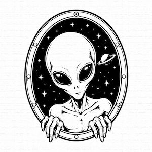 Op de afbeelding: Een zwart-witte grafische illustratie van een alien met grote donkere ogen die door een rond patrijspoortvenster kijkt. De achtergrond toont een sterrenhemel met een kleine planeet. De alien heeft lange vingers die op het frame rusten.