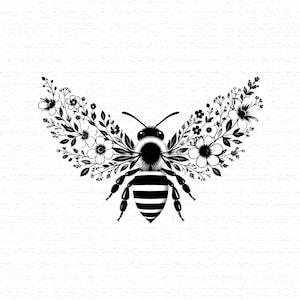 Könnte beinhalten: Eine schwarz-weiße grafische Illustration einer Biene. Die Biene hat einen gestreiften Hinterleib und einen Kopf mit Fühlern. Ihre Flügel bestehen aus komplexen Blumenmustern, die verschiedene kleine Blüten, Blätter und Stängel enthalten.