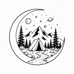 Puede incluir: Una ilustración de arte lineal en blanco y negro que presenta una luna creciente que enmarca un paisaje montañoso. La escena incluye una tienda de campaña, un camino sinuoso, pinos, rocas y un cielo estrellado con una luna y un planeta.