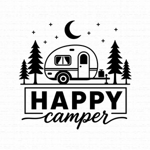 Pode incluir: Uma ilustração gráfica a preto e branco com uma caravana de estilo vintage estacionada entre pinheiros sob uma lua crescente e estrelas. O texto HAPPY camper está centrado abaixo da caravana numa combinação de tipo de letra negrito e cursivo.