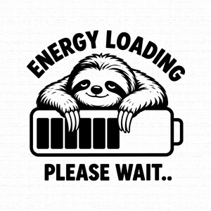 Könnte beinhalten: Eine schwarz-weiße grafische Illustration eines Faultiers, das seine Arme auf ein Batteriesymbol stützt. Der Text über dem Faultier lautet ENERGY LOADING und der Text unter dem Batteriesymbol lautet PLEASE WAIT.. Das Design hat klare Linien.
