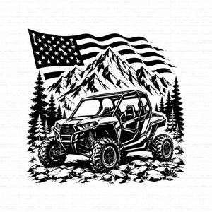 Puede incluir: Una ilustración gráfica en blanco y negro de un vehículo todoterreno UTV aparcado sobre un terreno rocoso. Al fondo, hay pinos y una cordillera bajo una gran bandera estadounidense ondeante. El diseño presenta líneas de tinta de alto contraste.