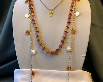 Conjunto de 3 Colares Boho Rústicos • Conjunto de Joias em Estilo Vintage • Pingente Turquesa, Conta de Madeira e Cornalina, Corrente de Âmbar com Moedas