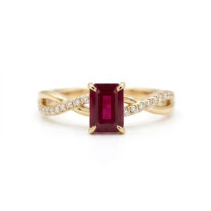Anello di fidanzamento con rubino taglio smeraldo, solitario con fascia intrecciata, pietra portafortuna di luglio.