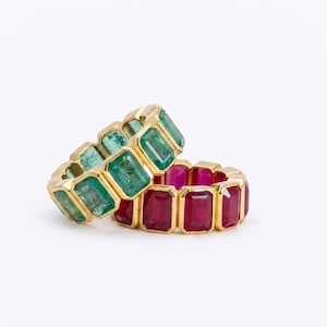 Anillo de eternidad con rubíes talla esmeralda y esmeraldas, apilable con engaste biselado.