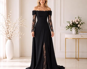 Op de afbeelding: Een zwarte avondjurk tot op de grond met een off-shoulder halslijn, lange kanten mouwen en een split aan de voorzijde die een kanten paneel onthult. Het kledingstuk bevat het logo Urwaistic High Fashion Couture in de rechterbovenhoek.