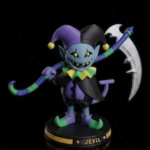Könnte beinhalten: Eine 3D-gedruckte Figur eines Narren mit blauer Haut, breitem Grinsen und gelben Augen. Die Figur trägt eine violett-schwarze Narrenkappe, einen grün-gelben Rüschenkragen und hält eine große silberne Sense. Sie steht auf einem schwarzen Sockel mit der Aufschrift JEVIL.