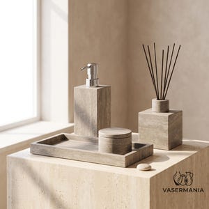 Badkamerset van natuurlijk travertijn, zeepdispenser en wastafelblad van steen, moderne spa-achtige wastafelorganizer, minimalistische luxe badkamerdecoratie
