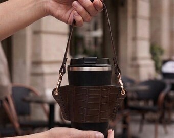 Housse à café en cuir faite main avec bandoulière, manchon à café marron à motif crocodile, porte-tasse en cuir, cadeau idéal pour les amateurs de café