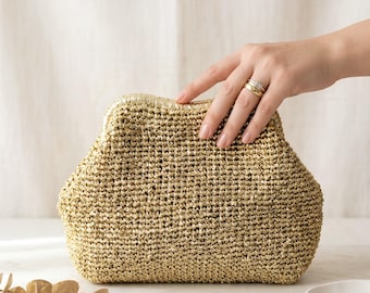 Gold-silberne Clutch aus handgeflochtenem Stroh mit Kettenriemen