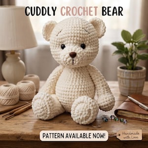 Könnte beinhalten: Ein cremefarbener Häkelbär mit brauner Nase und schwarzen Augen. Der Text CUDDLY CROCHET BEAR steht oben und PATTERN AVAILABLE NOW! unten. Ein kleines Etikett trägt die Aufschrift Handmade with Love. Der Bär hat eine strukturierte Garnoberfläche.