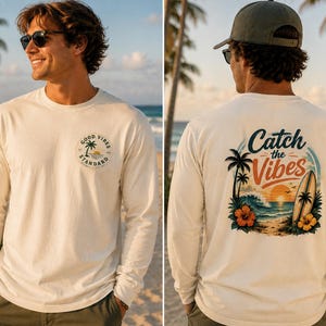 Puede incluir: Una camiseta de manga larga color crema con un pequeño logotipo circular en el pecho que dice Good Vibes Standard. La parte posterior muestra un gráfico grande de una playa con una tabla de surf, palmeras, flores de hibisco y el texto Catch the Vibes.