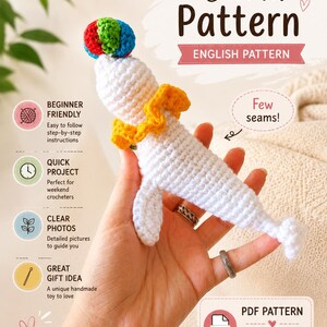 Può includere: Uno schema all'uncinetto per un giocattolo a forma di foca bianca con un colletto giallo a balze e una palla multicolore sulla testa. Il testo recita Crochet Pattern, English Pattern, Beginner Friendly, Quick Project, Clear Photos, Great Gift Idea, Few seams!, PDF PATTERN, INSTANT DOWNLOAD, Print & crochet!