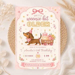 Op de afbeelding: Een rechthoekige verjaardagsuitnodiging met een bruine teckel die een roze feesthoedje en bandana draagt en een houten wagentje met een taart en bloemen trekt. De tekst luidt: SHE'S A weenie bit OLDER, JOIN US TO CELEBRATE Amelia's 6th Birthday.