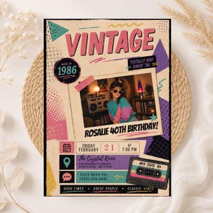 Puede incluir: Una tarjeta de invitación de cumpleaños rectangular con gráficos al estilo de los años 80, incluyendo el texto VINTAGE, MADE IN 1986, TOTALLY RAD SINCE '86 y ROSALIE 40TH BIRTHDAY. Incluye una foto de una persona con gafas de sol, un casete y detalles del evento.