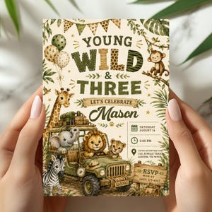 Könnte beinhalten: Eine rechteckige Geburtstagseinladungskarte mit Safari-Motiv und dem Text YOUNG WILD & THREE LET'S CELEBRATE Mason. Das Design zeigt einen grünen Jeep mit einem Löwen, Elefanten und Leoparden sowie eine Giraffe, ein Zebra und einen Affen.