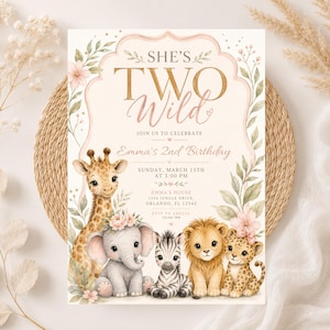 Puede incluir: Una tarjeta de invitación de cumpleaños rectangular con el texto SHE'S TWO WILD y Emma's 2nd Birthday. El diseño incluye ilustraciones en acuarela de una jirafa, elefante, cebra, león y leopardo rodeados de flores rosas y hojas verdes.