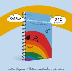 Op de afbeelding: Een spiraalgebonden werkboek getiteld Aprende a escriure Quadern de cal·ligrafia in het Catalaans, met een lachende regenboog op een lichtblauwe kaft. Het boek bevat 210 pagina's, is voor kinderen vanaf 4 jaar en behandelt cursief schrift, hoofdletters en cijfers.