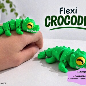 Op de afbeelding: Twee felgroene gearticuleerde krokodillenfiguren met gesegmenteerde lichamen, gele ogen en witte tanden. De tekst Flexi CROCODILE wordt weergegeven in donkergroen en een paars label leest LICENSE: - COMMERCIAL USE - AUTHOR ATTRIBUTION REQUIRED.