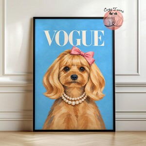 Pode incluir: Uma impressão de arte emoldurada apresentando um cão castanho-dourado com pelo longo e ondulado, usando um laço rosa na cabeça e um colar de pérolas de duas voltas. O fundo é azul-claro com a palavra VOGUE em letras brancas maiúsculas.