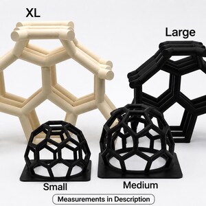 Może przedstawiać: Kolekcja czterech geometrycznych struktur oznaczonych jako XL, Large, Medium i Small. Struktura XL jest beżowa z ramą o strukturze plastra miodu, a struktury Large, Medium i Small są czarne z ażurowym wzorem w kształcie kopuły.
